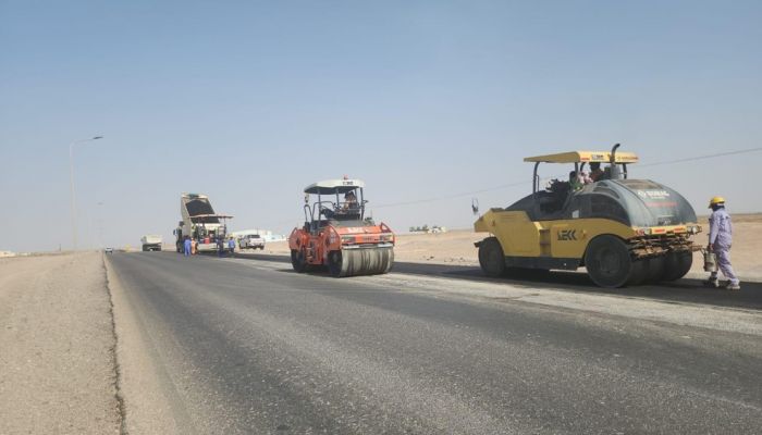 رفع جاهزية شبكة الطرق التي تربط محافظة الوسطى بظفار