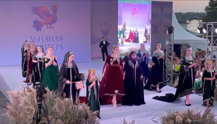 من عُمان إلى بليوس.. أزياء عُمانية تخطف الأنظار على الساحة العالمية