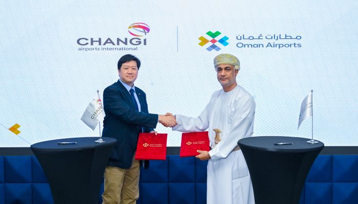 مطارات عُمان توقع اتفاقية مع مطار شانجي الدولي السنغافوري لتعزيز الإيرادات التجارية والجوية