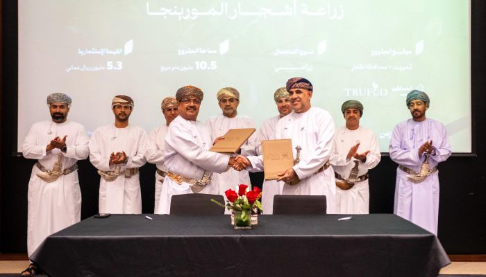 بقيمة تتجاوز 5.3 مليون ريال..  توقيع عقد انتفاع لمشروع زراعة المورينجا في ظفار