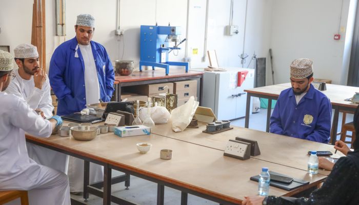 فريق طلابي من جامعة السلطان قابوس يُطوّر طوبًا بيئيًّا يدعم البناء المستدام