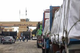 مصر تبدأ إدخال شاحنات المساعدات لغزة وترفع درجة الاستعداد القصوى