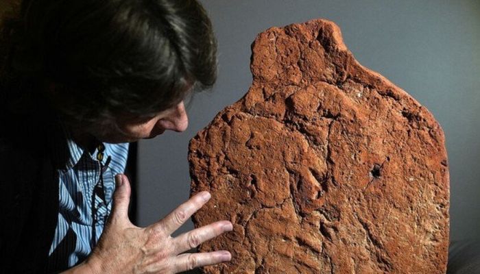 اكتشاف بصمة يد نادرة عمرها 4000 سنة في مصر