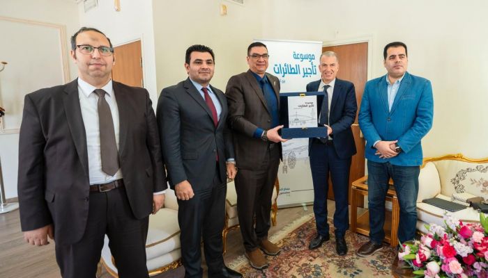 السفير المصري في سلطنة عمان يدشّن موسوعة قانونية فريدة من نوعها في مجال تأجير الطائرات