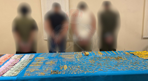 القبض عل 4 ملثمين اقتحموا محال بيع ذهب بالسيب