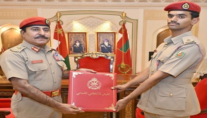 تسليم شهادة البراءة السلطانية لضابط خريج من أكاديمية سانت هيرست العسكرية الملكية
