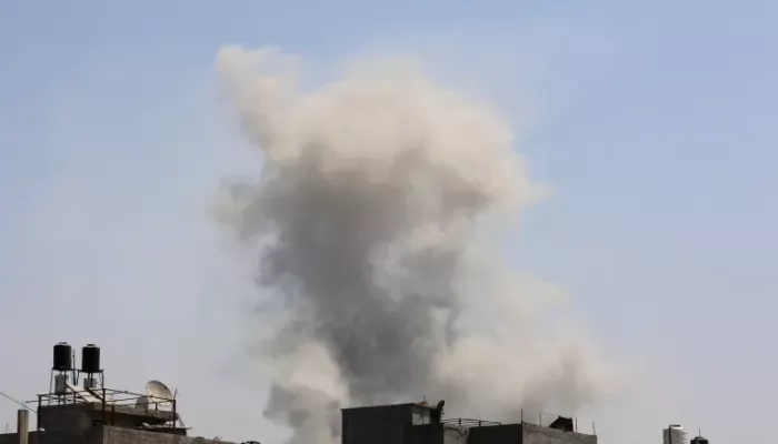 الاحتلال يقصف فريق تأمين المساعدات بدير البلح ومنزلا شمال غرب غزة