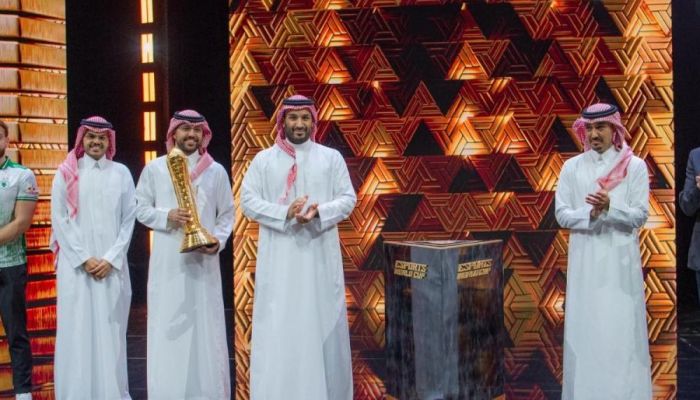 ولي عهد السعودية يسلم فريق فالكونز بكأس العالم للرياضات الإلكترونية
