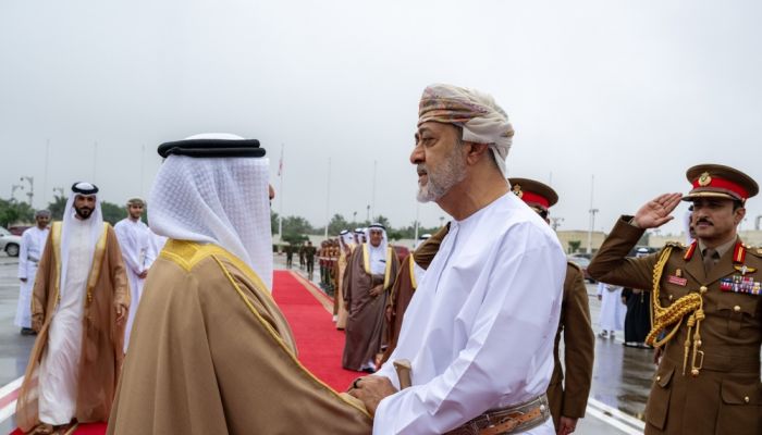 جلالةُ السُّلطان المعظّم يودّع أخاه ملك البحرين بعد زيارته لظفار