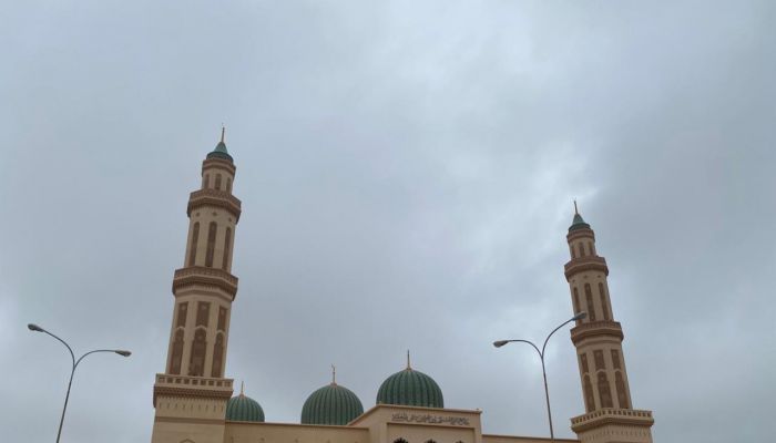 جامع الشيخ مستهيل المعشني..  منارة شامخة فوق تلال طاقة وتحفة معمارية تزين سماء الجوامع العُمانية