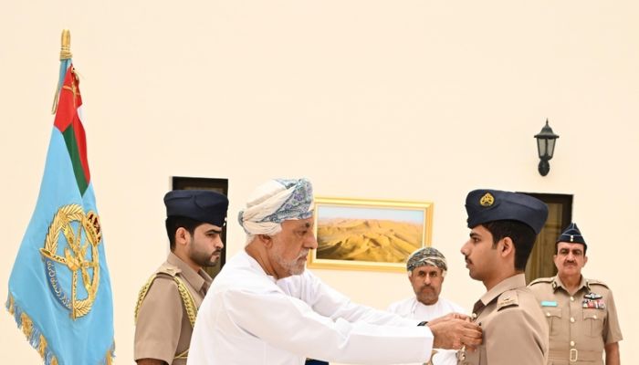 سمو السيد نائب رئيس الوزراء لشؤون الدفاع يقلّد أجنحة الطيران وكأس جلالة السُّلطان للطيران بسلاح الجو السُّلطاني العُماني لعام 2025م