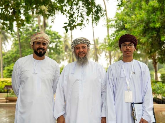 مشاركو الملتقى الصحفي الرابع يزورون مزرعة رزات السلطانية بظفار ويتعرفون على تاريخها وإنتاجها الزراعي والحيواني