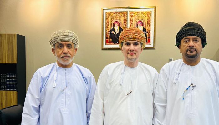 * *مجلس إدارة الجمعية العُمانية للصحفيين يبحث مع مدير عام الإعلام بظفار تحديات القطاع وآفاق تطويره*