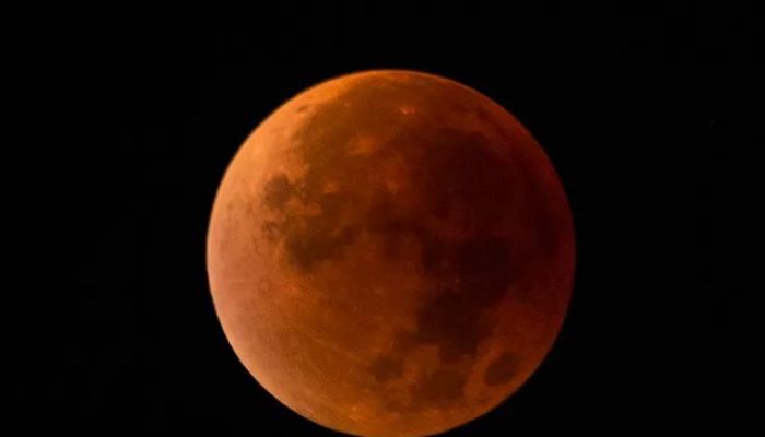 غداً.. سماءُ سلطنة عُمان تشهد خسوفًا كليًّا للقمر