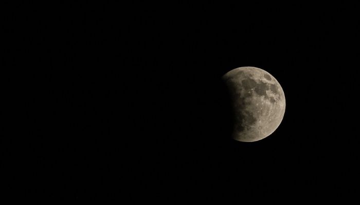 سماءُ سلطنة عُمان تشهد الآن الخسوف الكلّي النادر للقمر
