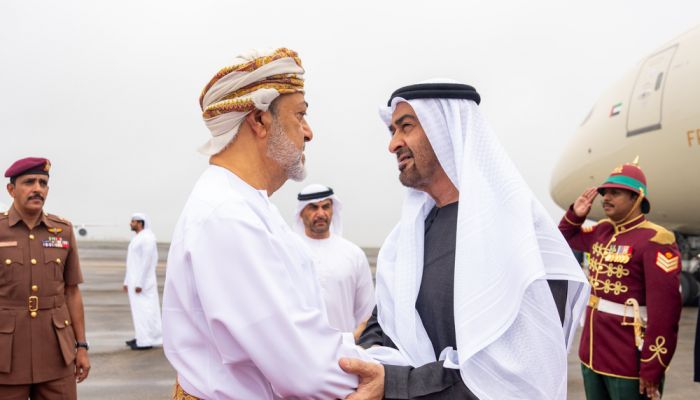 جلالةُ السُّلطان المعظم في مقدّمة مُستقبلي أخيه رئيس دولة الإمارات