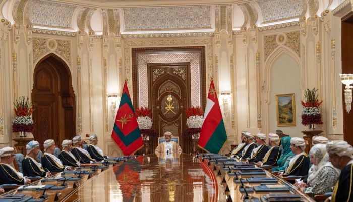 جلالة السلطان المعظم يشيدُ بجهود كافة وحدات الجهاز الإداري للدّولة والقطاع الخاص
