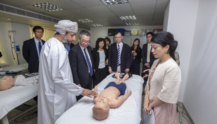 خطة عملية لإعداد وتأهيل الكوادر الطبية العُمانية في الدول الرائدة طبيًا