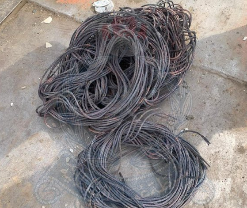 القبض على 3 أشخاص سرقوا كابلات وأجهزة تكييف من عدة منازل بصحار