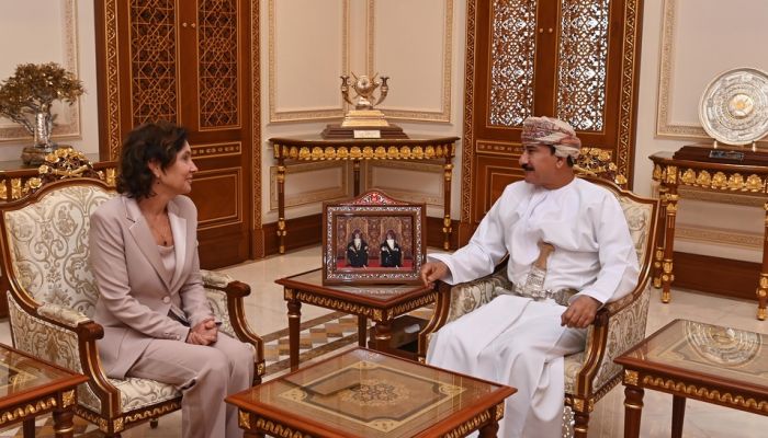 وزير المكتب السلطاني يستقبل سفيرة هولندا