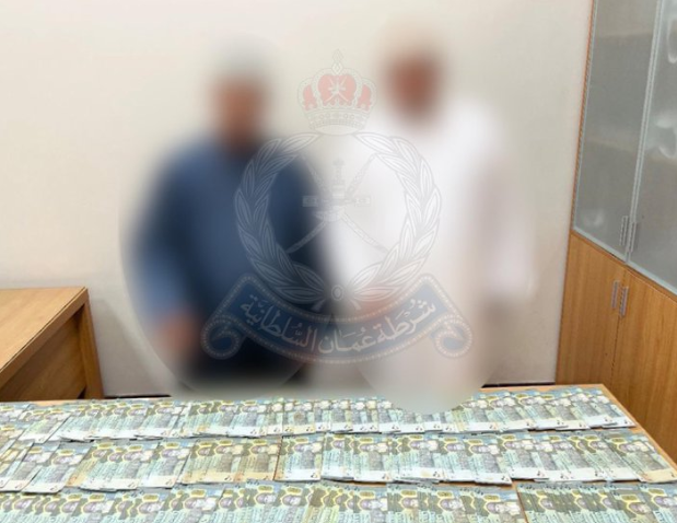 القبض على شخصين لحيازتهما عملات وطنية مزورة