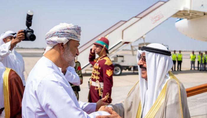 أميرُ دولة الكويت يصل إلى البلاد