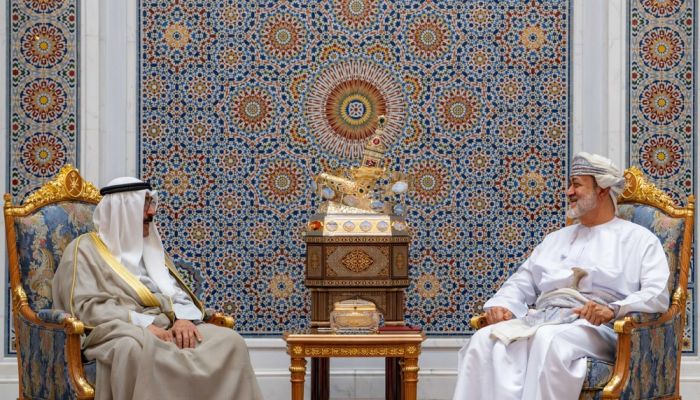 جلالةُ السُّلطان وأميرُ الكويت يستعرضان فرص تعزيز مجالات الشّراكة والاستثمار