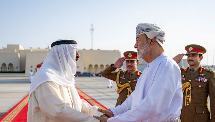 جلالةُ السُّلطان المعظّم يودّع أخاهُ أميرَ دولة الكويت