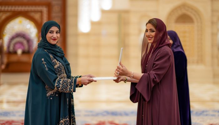 السّيدةُ الجليلةُ تُكرّم عددًا من الشخصيّات النّسائيّة العُمانيّة