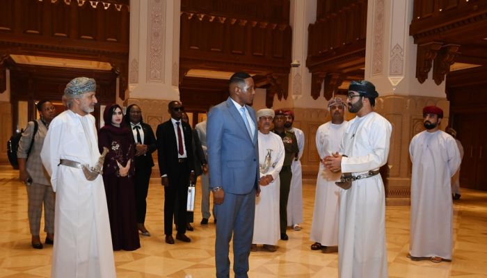 رئيسُ بوتسوانا يزور دار الأوبرا السُّلطانية مسقط