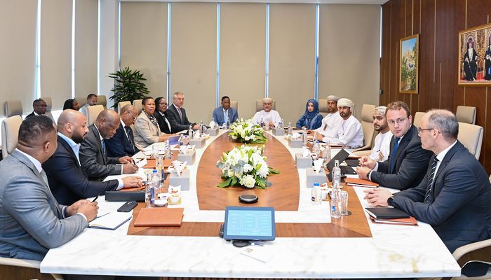 رئيسُ جمهورية بوتسوانا يطّلع على فرص الاستثمار بسلطنة عُمان