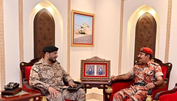 قائدُ الجيش السُّلطاني العُماني يستقبل وفد القوات البرية الملكية السّعودية