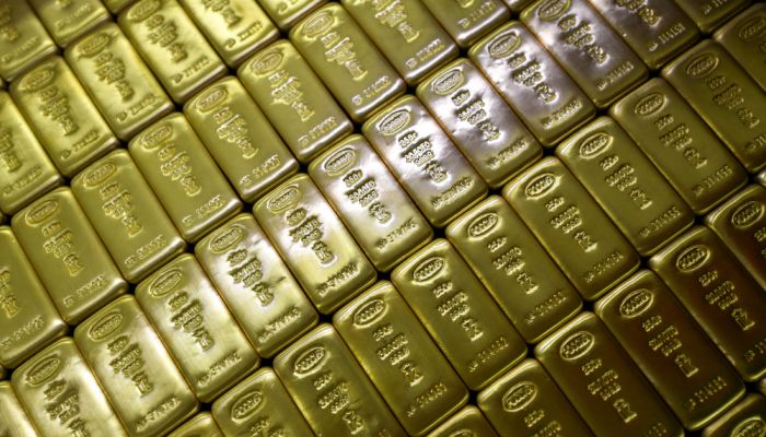 أسعار الذهب تواصل التراجع من ذروتها القياسية