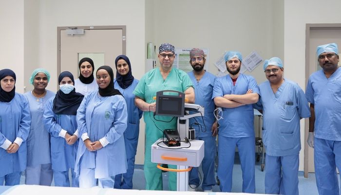 جهاز ليزر متطور يختصر الألم ومدة التعافي في مستشفى البريمي