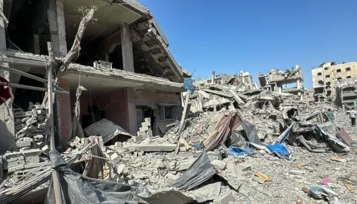 بدء إزالة أنقاض غزة وسط دعوات لتسريع الإجلاء الطبي