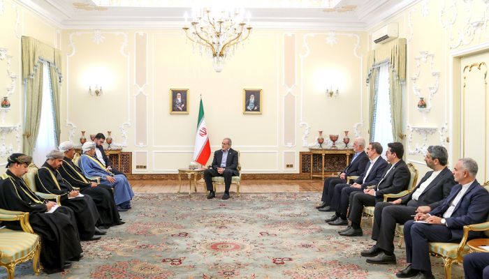 الرئيس الإيراني يستقبل وزير الداخلية