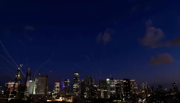 بالصواريخ والمسيرات.. إسرائيل تتعرض لهجوم مزدوج من إيران وحزب الله