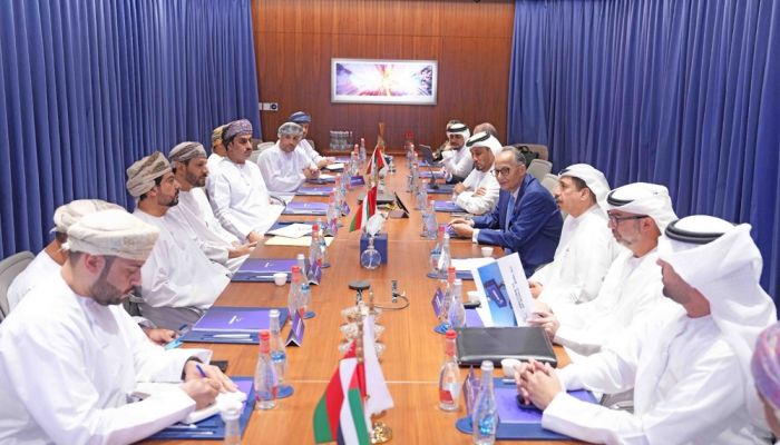 سلطنة عُمان والإمارات تبحثان تعزيز التعاون في المناطق الاقتصادية والحرة والمدن الصناعية