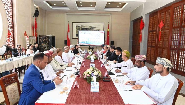 شراكة استراتيجية ضخمة.. الصين تعلن تدريب 1200 مسؤول عماني وتوسع استثماراتها في الطاقة الخضراء بسلطنة عُمان