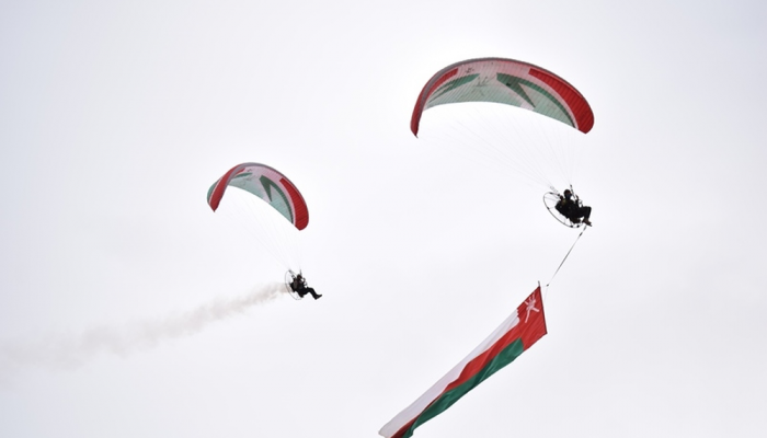 انطلاق عروض الرياضات الجوية في خريف ظفار 2026