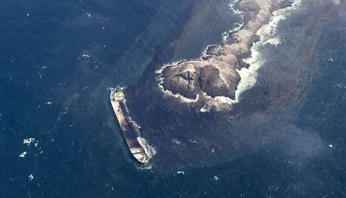 Ministry continues efforts to contain 'Caroline Bezengi' oil spill
